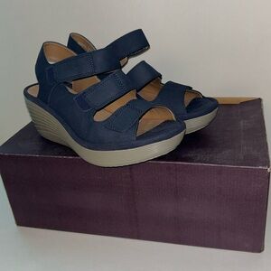 Clark’s Nubuck Triple Strap Wedge Sandal Navy size 6